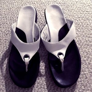 Clarks Black and White Thong Sandle 8 1/2